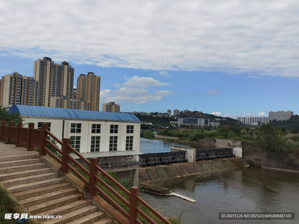 河畔風(fēng)景城市與自然交融