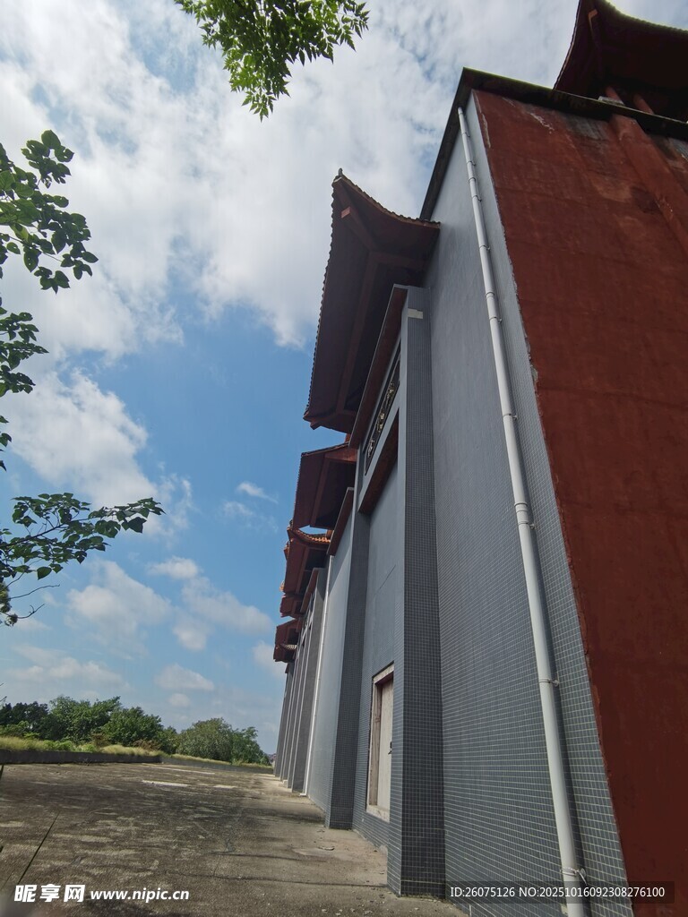 紅墻建筑與藍(lán)天綠樹景觀