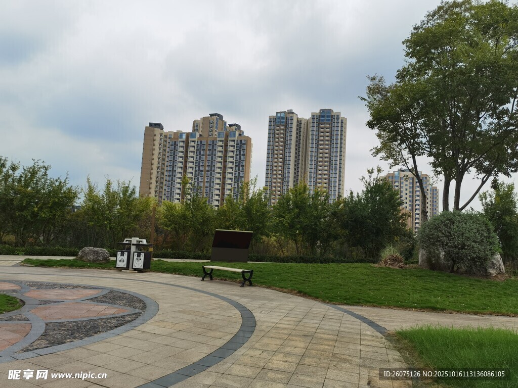 城市公園旁的高層住宅
