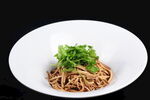 美味蕎麥面配翠綠蔬菜
