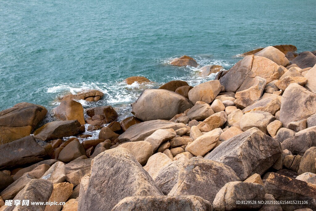 海邊嶙峋礁石與翻涌海浪
