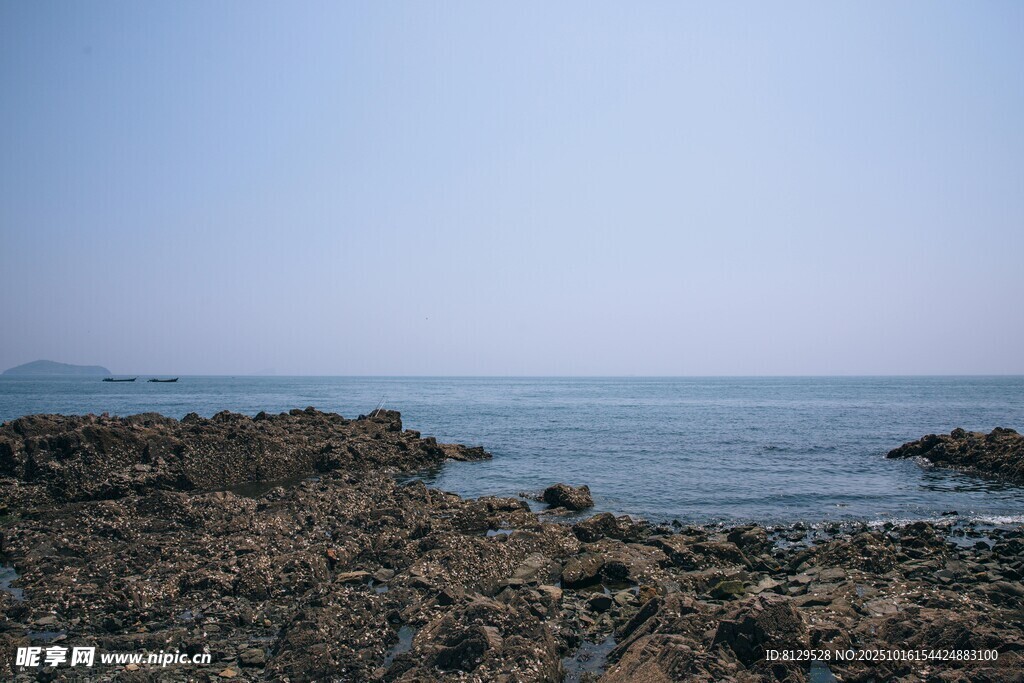海邊礁石與廣闊蔚藍(lán)海面