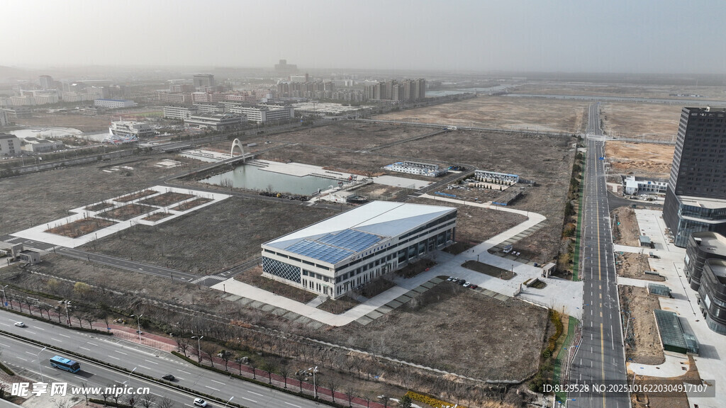 俯瞰現(xiàn)代化工業(yè)建筑群