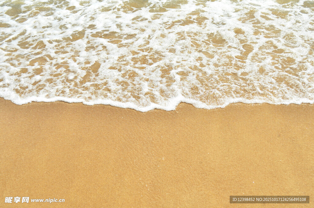 海浪輕拍沙灘的美麗瞬間