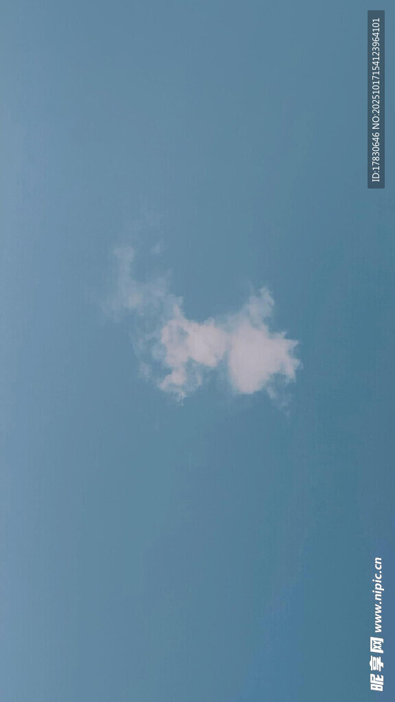 藍(lán)天中的一朵孤云