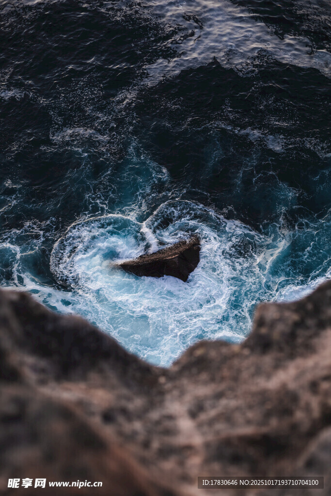 懸崖下海浪中的孤獨(dú)身影