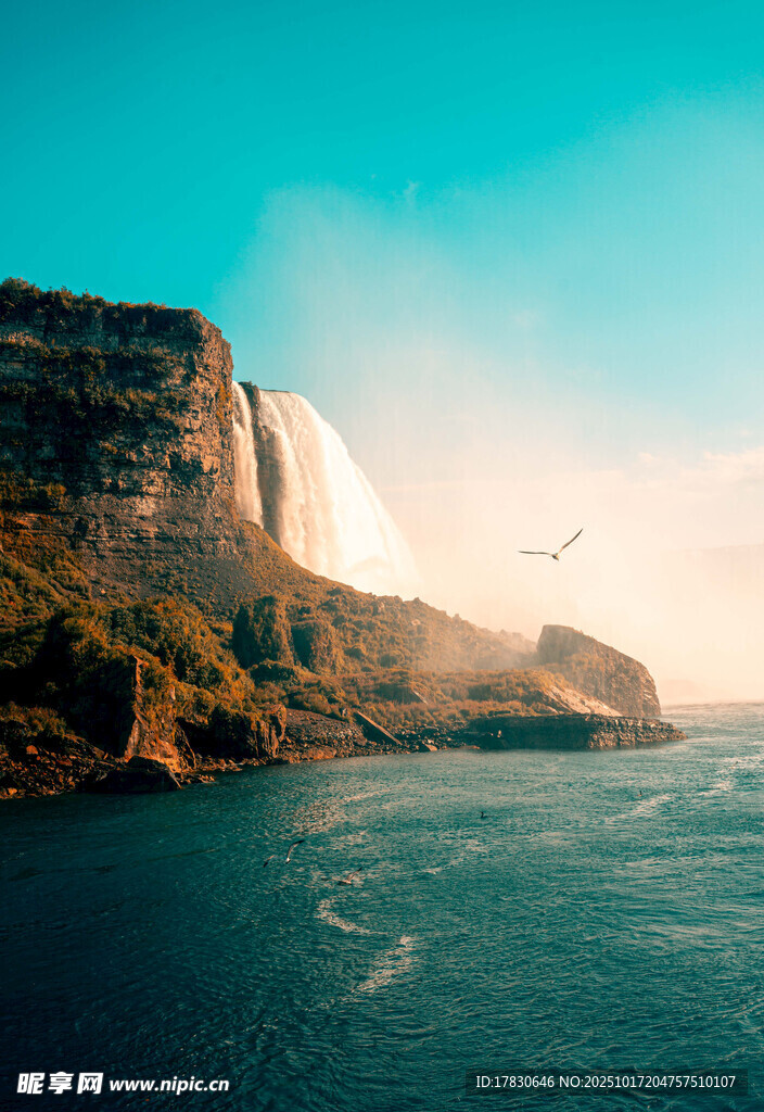 壯麗瀑布下的遼闊水域