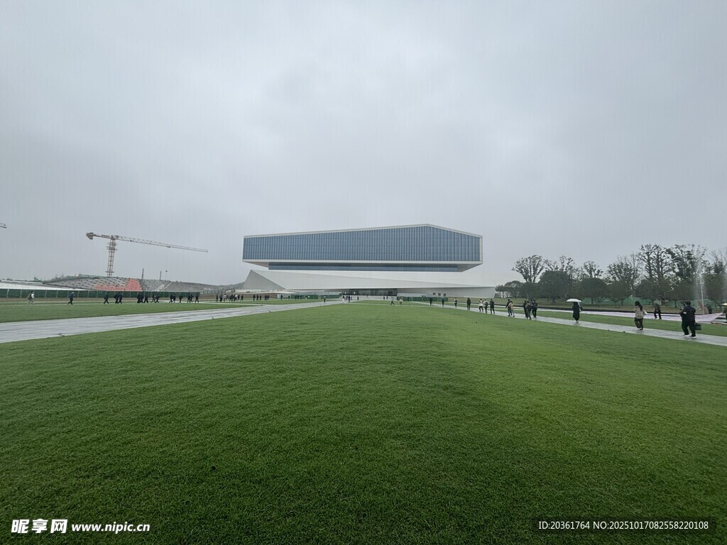 開闊草坪旁的現(xiàn)代建筑