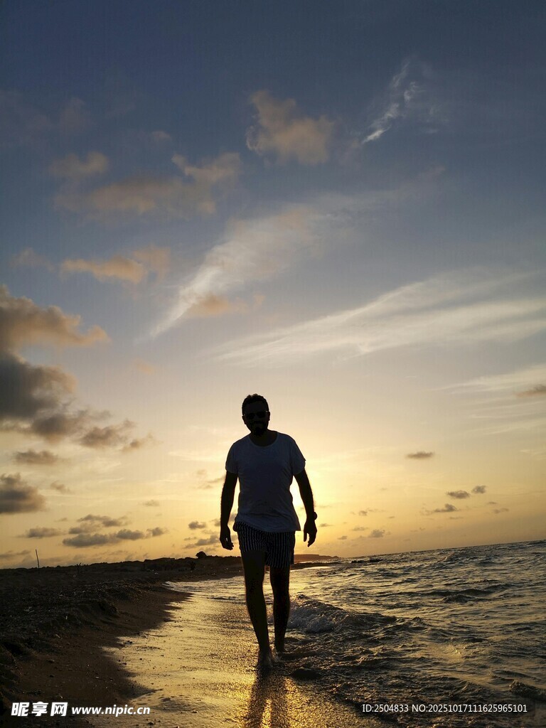 海邊獨(dú)行者的黃昏漫步