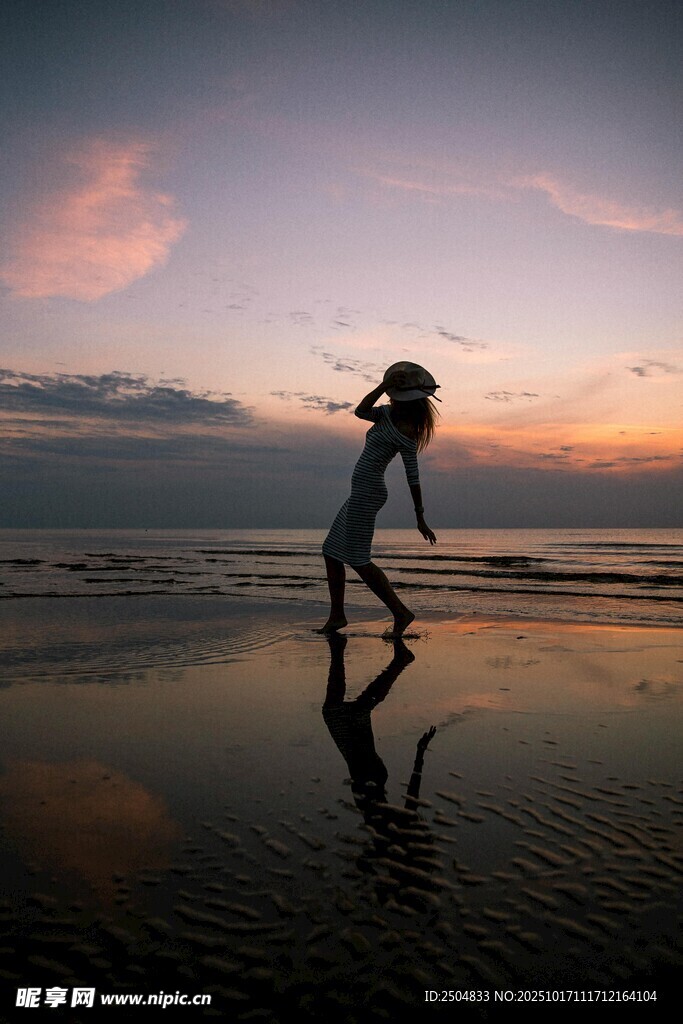夕陽下海邊舞動的曼妙身影