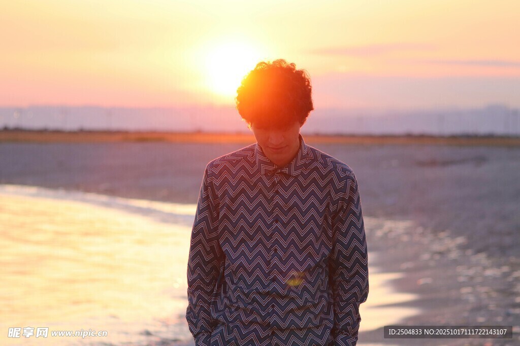 夕陽下海邊獨(dú)行的身影