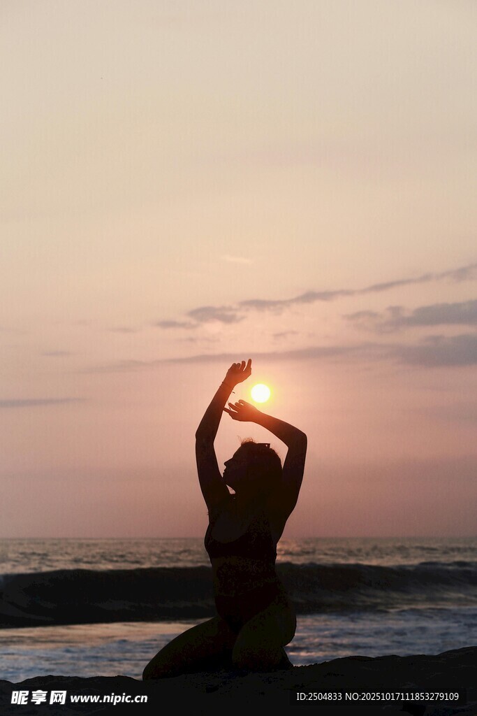 海邊夕陽下的瑜伽冥想者