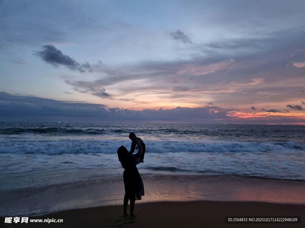 海邊情侶夕陽下浪漫剪影