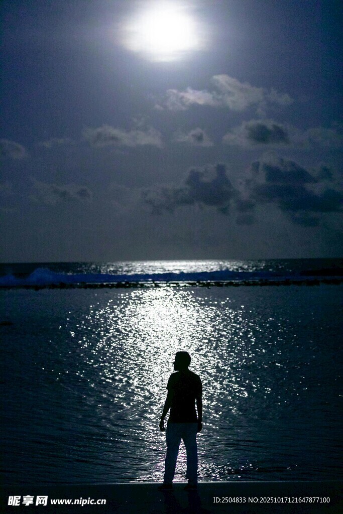 月下獨(dú)行者的靜謐海景