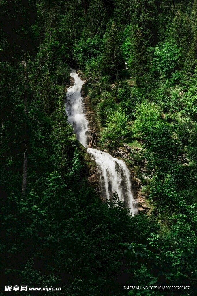 山林間的秀麗瀑布景觀