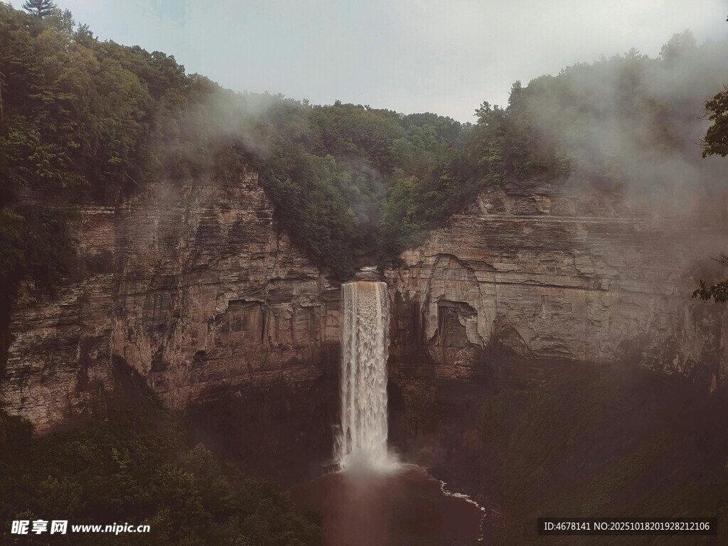 山間瀑布云霧繚繞美景