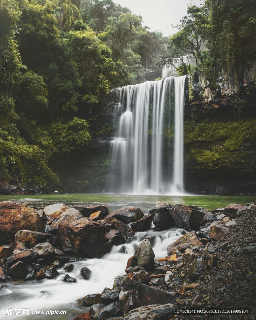 山間瀑布下的自然景致