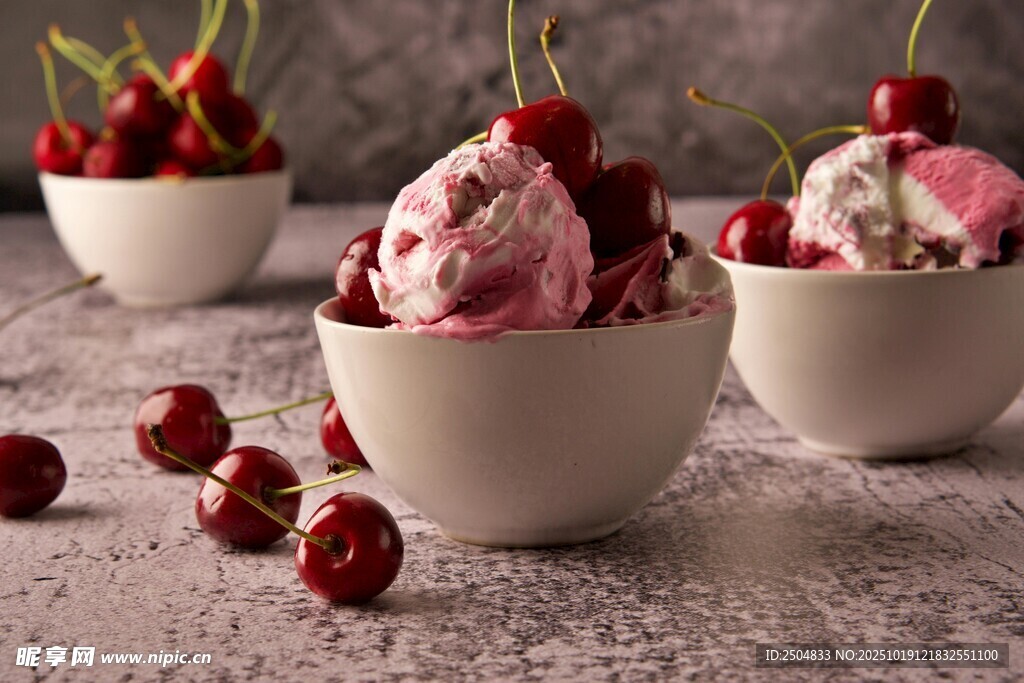 櫻桃冰淇淋擺放在陶瓷碗中