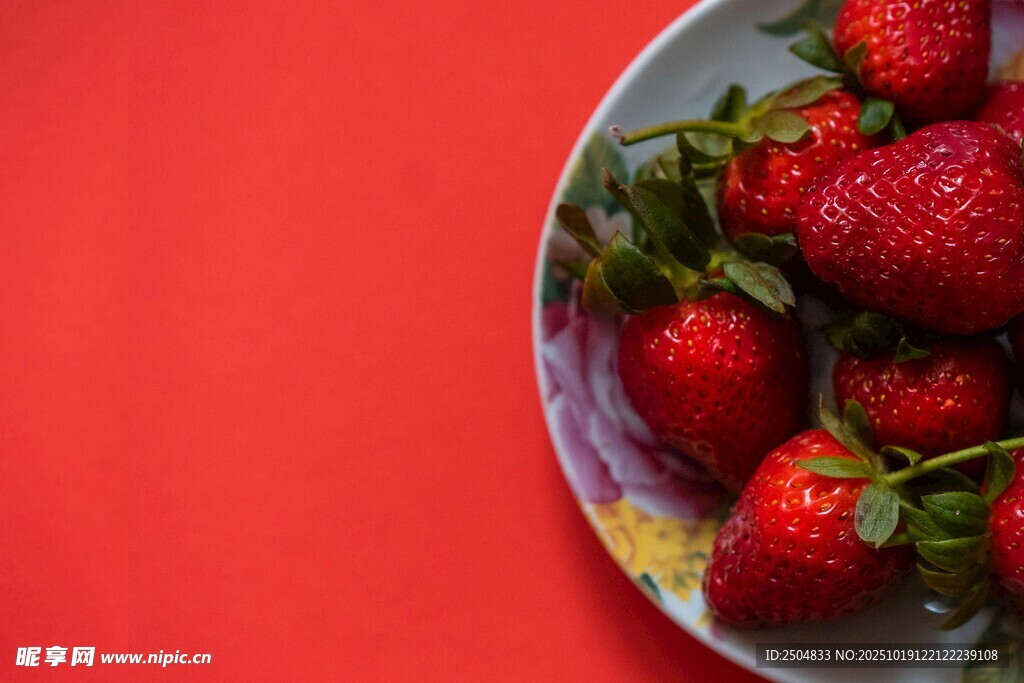 紅底盤中的新鮮草莓