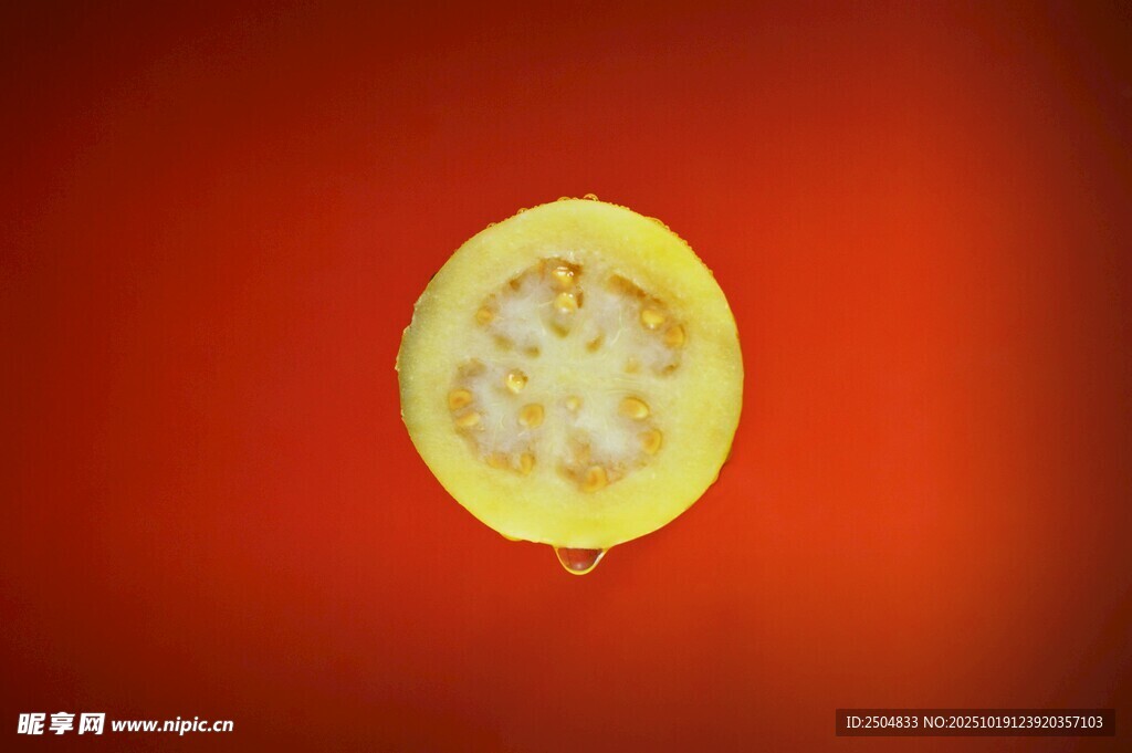 紅色背景上的黃色圓形物體