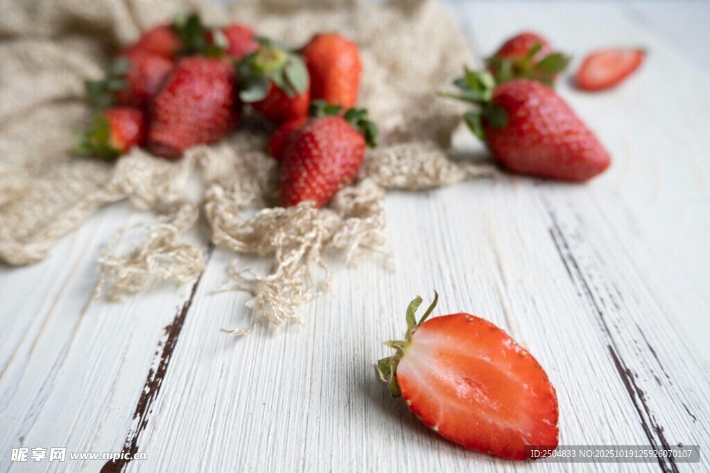 新鮮草莓散落于質樸木桌
