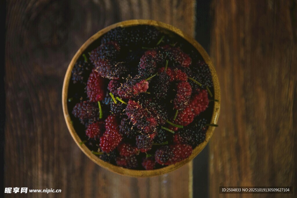 木碗中的新鮮桑葚果