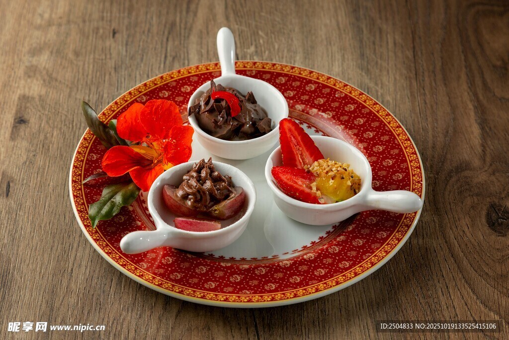 多彩調(diào)味醬搭配新鮮草莓