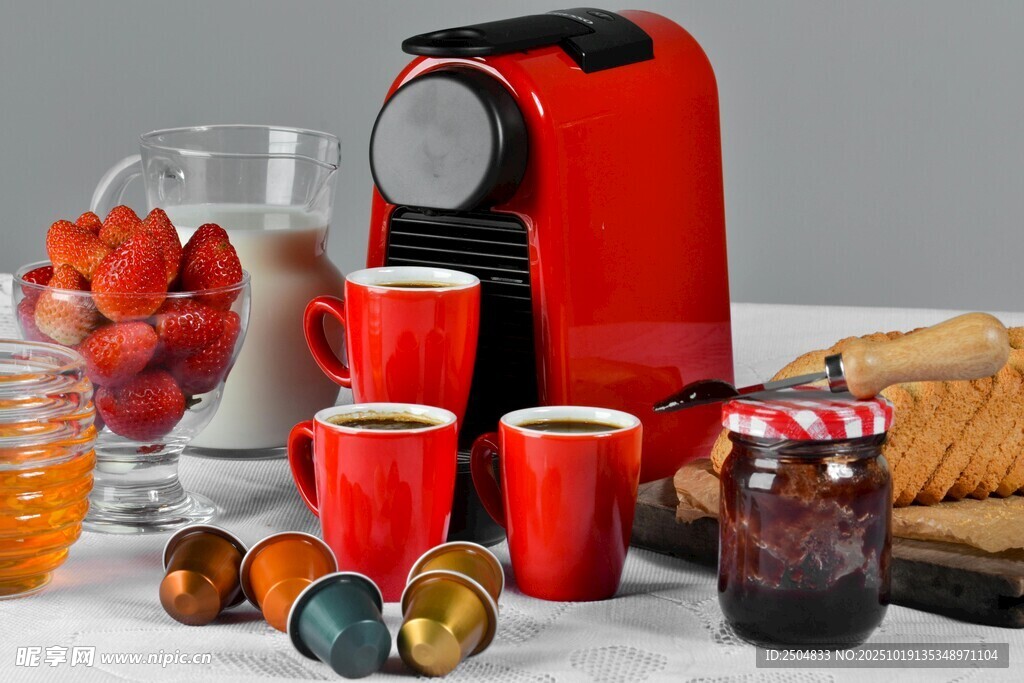 紅色咖啡機搭配多樣杯具