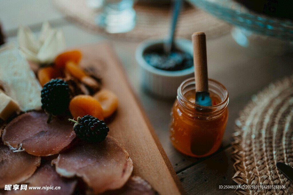 美味熟食與精致小食拼盤