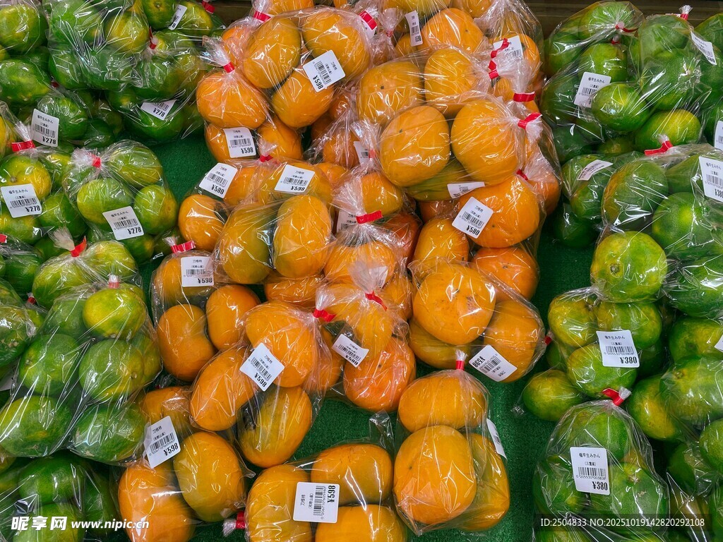 超市中擺放的多彩柿子