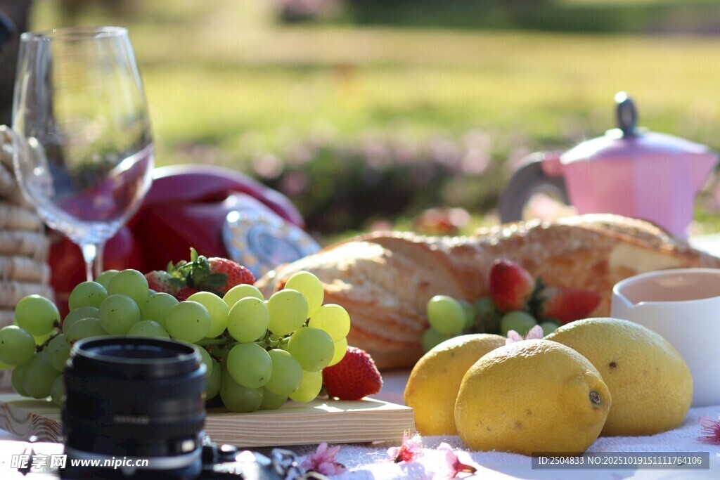 戶外野餐美食與精致餐具