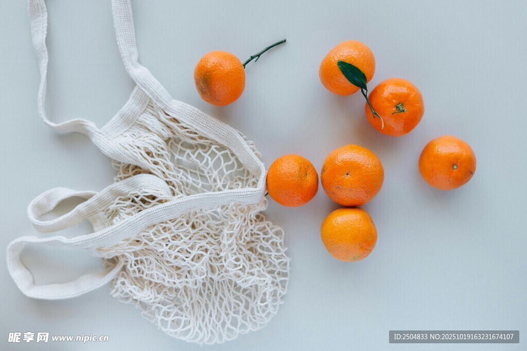 網(wǎng)兜中的新鮮橘子