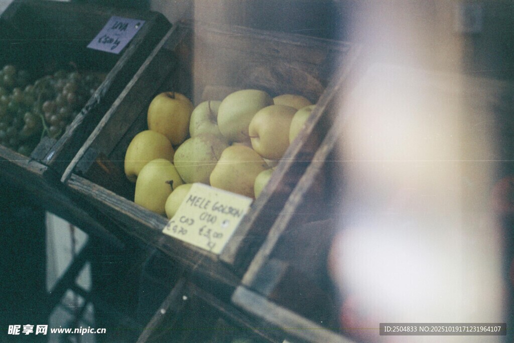超市貨架上的新鮮水果