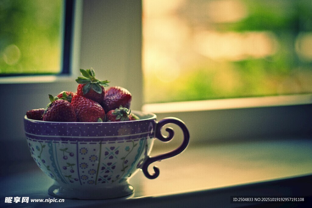 窗邊碗中嬌艷欲滴的草莓