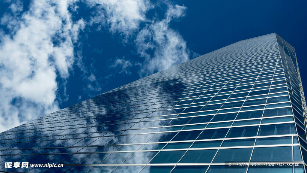 摩天大樓聳立藍(lán)天白云下