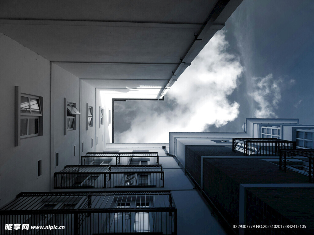 未來感工業(yè)風建筑走廊