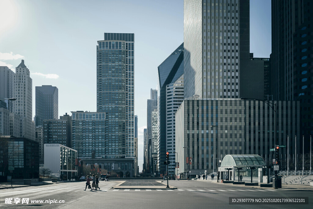 城市空曠街道與林立高樓