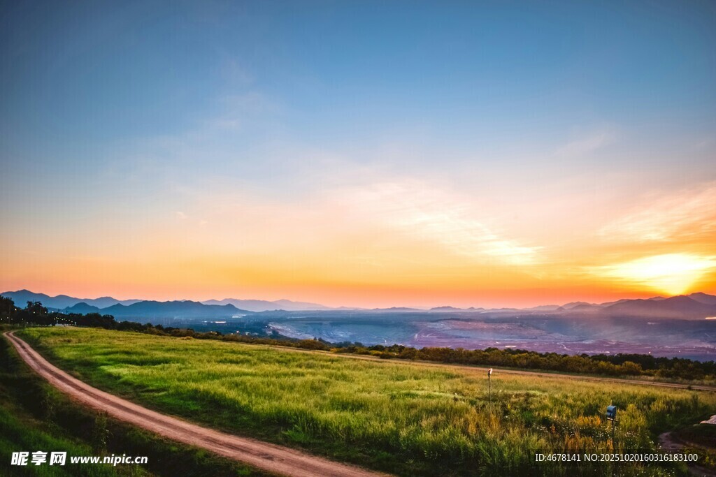夕陽(yáng)下的田野公路美景
