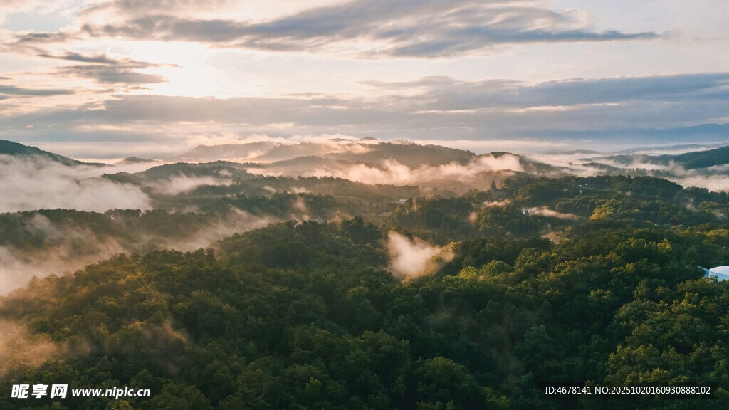 山間晨霧繚繞的壯美景觀