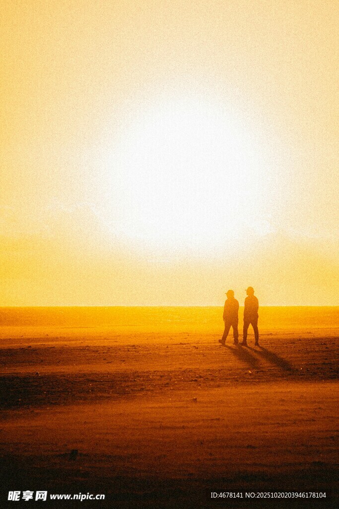 夕陽下的沙漠三人剪影