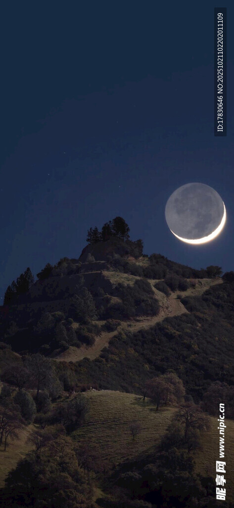 山間夜空下的新月美景