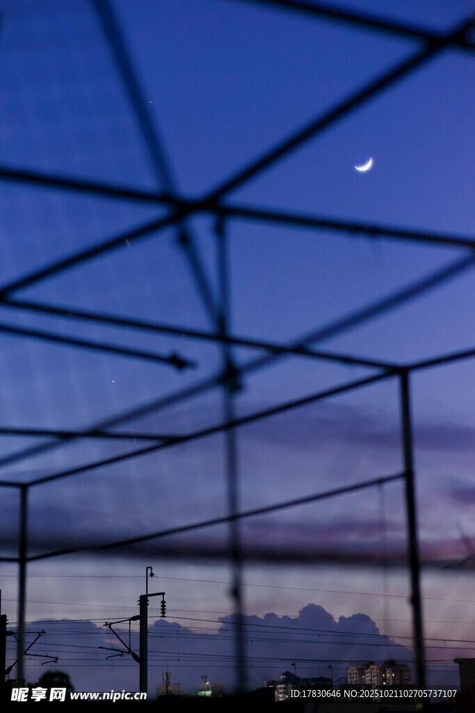 夜幕下的戶外網(wǎng)狀結(jié)構(gòu)景觀