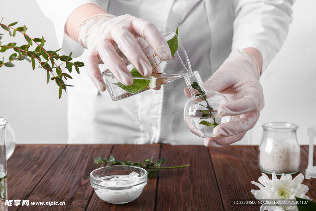 植物精油實驗操作場景