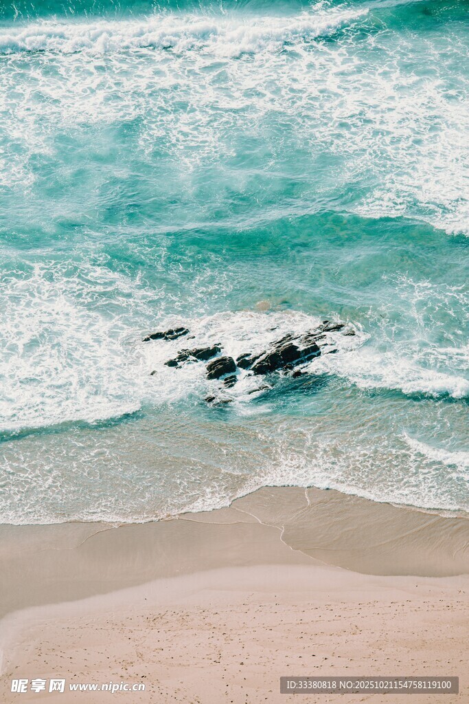 海浪拍岸的美麗海濱景色