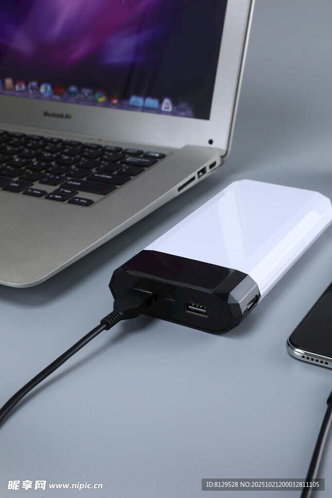 筆記本與充電設(shè)備場景圖