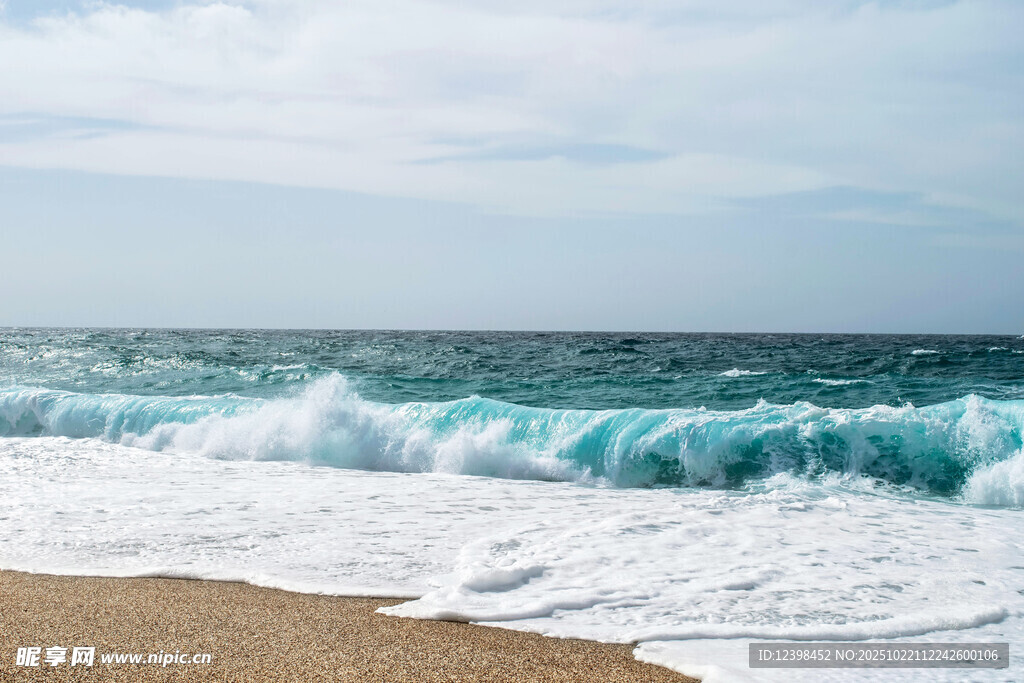 海浪拍岸的美麗海濱風(fēng)光