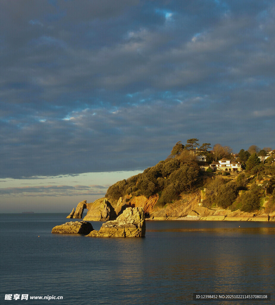 海邊黃昏景色中的嶙峋礁石