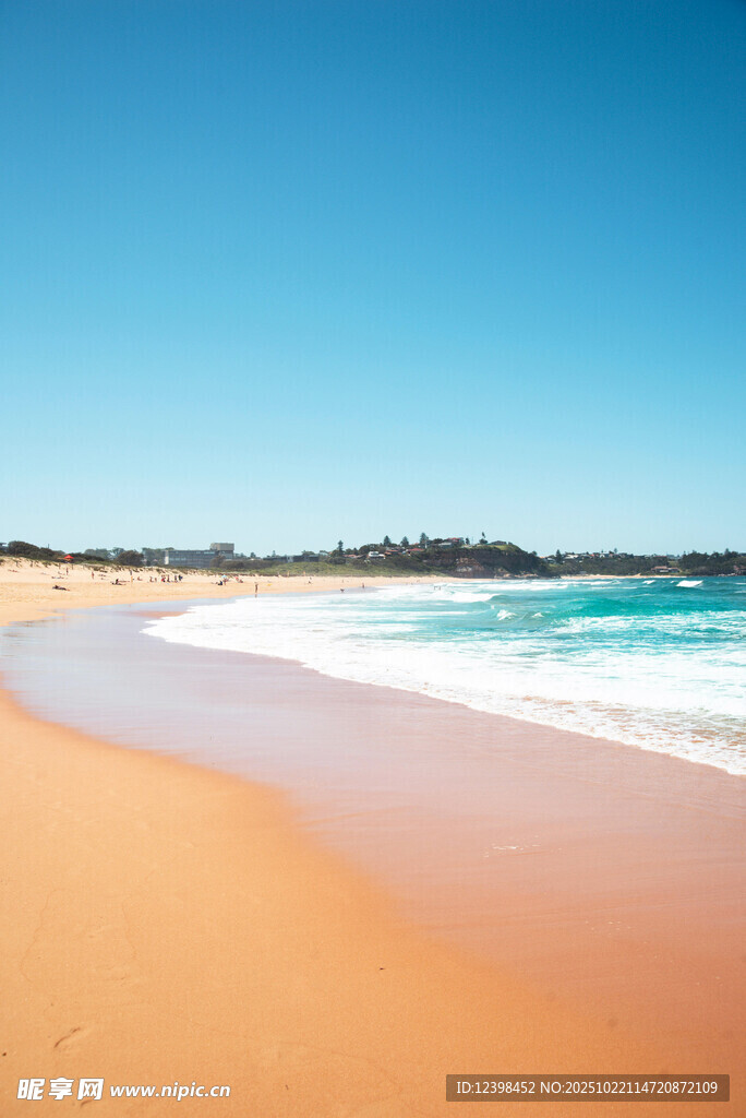 金色沙灘與蔚藍大海美景
