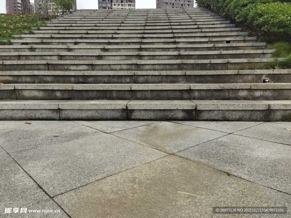 戶外寬闊石階場景