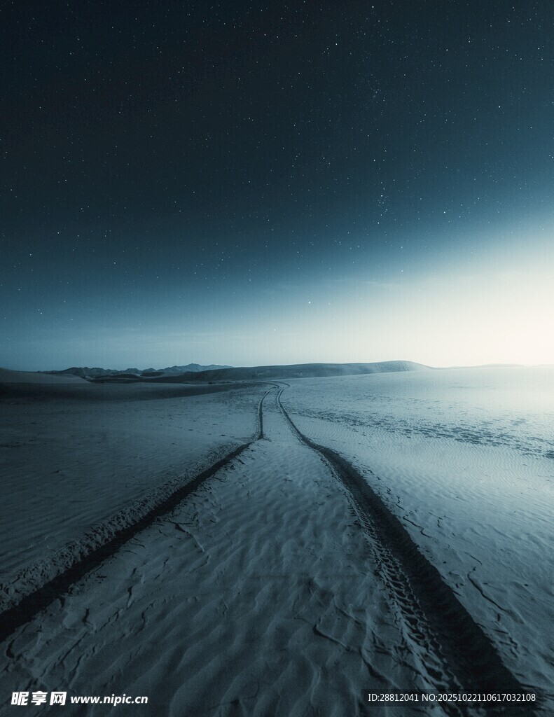 黑暗海灘上的車轍痕跡